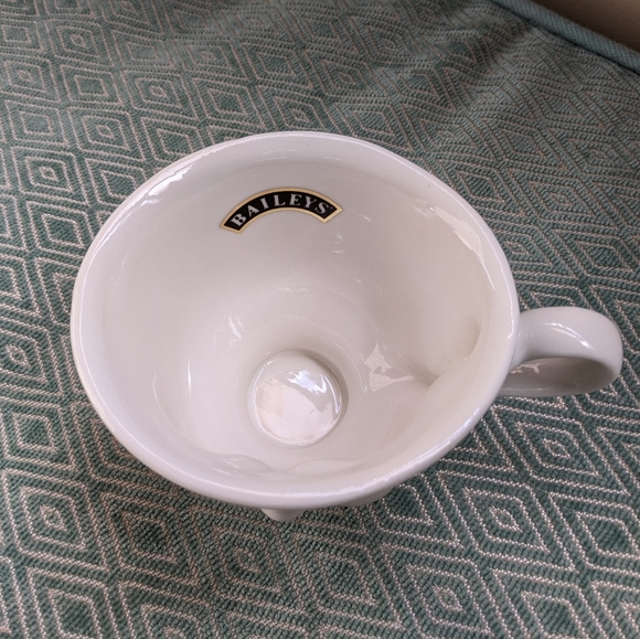 Baileys' Irish Cream Winking Mug- Helen Hunt - Picture 3 of 6